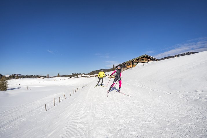 Langlaufen auf der sonnigen Winklmoos-Alm