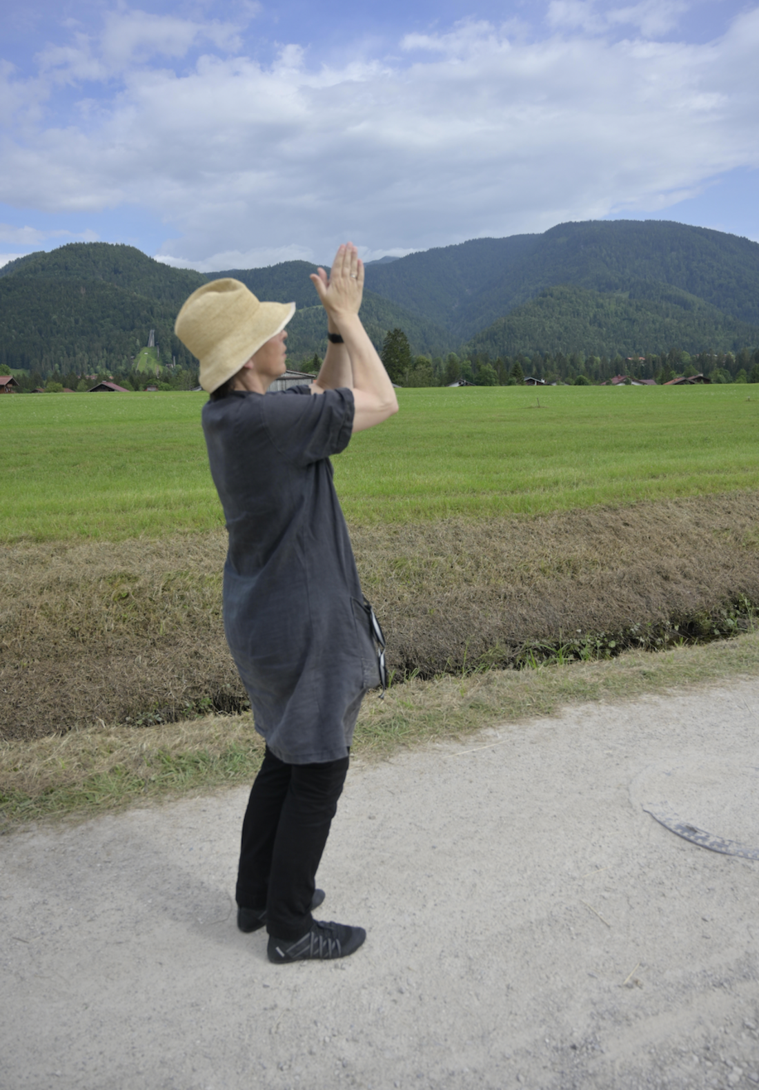 Klatschen beim Ohren Auf Spaziergang